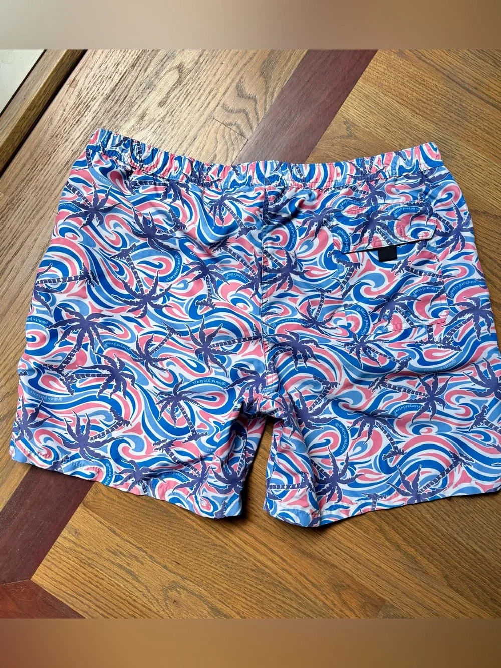 Vineyard Vines Men’s Swim Trunks Pink Blue Palm Tree Print Size Large Beach